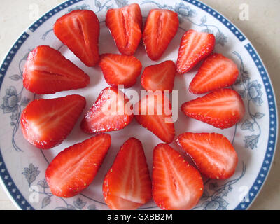 Una piastra di fragole fresche Foto Stock