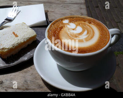 Avere un po' di riposo con cappuccino e crostata al limone Foto Stock