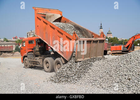 Il carrello si riversa il corpo schiacciato sulla strada in costruzione Foto Stock