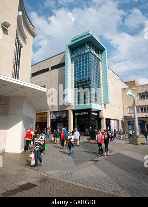 Al di fuori di Drake Circus Shopping Centre nuova entrata di George Street a Plymouth, Devon England Regno Unito. Foto Stock