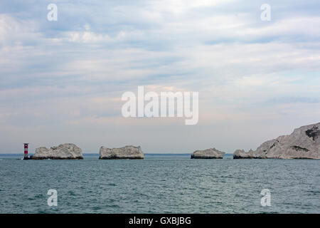 Il faro di Needles e rocce sul lato occidentale dell'isola di Wight, Hampshire, Inghilterra Regno Unito visto dal mare nel mese di settembre Foto Stock