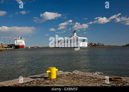 Helsinki, Finland-April 20 2013 : la Silja Line e VIKING LINE vele in traghetto dal porto di Helsinki. I traghetti della linea Silja e V Foto Stock