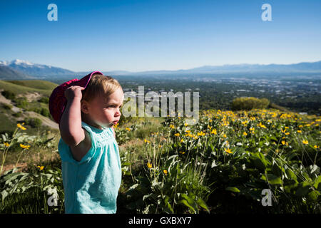 Ragazza giovane nel campo di Bonneville litorale Trail nel Wasatch pedemontana al di sopra di Salt Lake City, Utah, Stati Uniti d'America Foto Stock