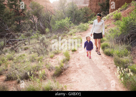 Madre e figlia, escursionismo in Kodachrome Basin State Park, Utah, Stati Uniti d'America Foto Stock