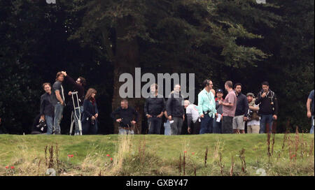 Mark Wahlberg (seconda a sinistra) durante le riprese per il nuovo film Transformers: l'Ultimo Cavaliere di riprese, ad Alnwick Castle in Northumberland. Foto Stock