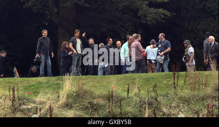 Mark Wahlberg (terza a sinistra) durante le riprese per il nuovo film Transformers: l'Ultimo Cavaliere di riprese, ad Alnwick Castle in Northumberland. Foto Stock