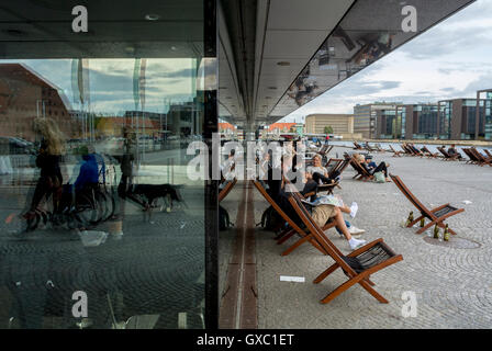 Copenhagen, Danimarca, la folla di gente, godendo di Porto, Waterfront, fuori, Black Diamond, Royal Library Building, finestra Foto Stock