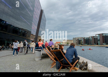 Copenhagen, Danimarca, la folla di gente, godendo di Porto, Waterfront, esterno, Black Diamond, Biblioteca Reale Edificio, quartieri locali Foto Stock