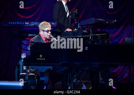 Elton John esegue sul palco galleggiante all'Henley Festival 2016 dotate di: Sir Elton John dove: Henley on Thames, Regno Unito quando: 06 Lug 2016 Foto Stock