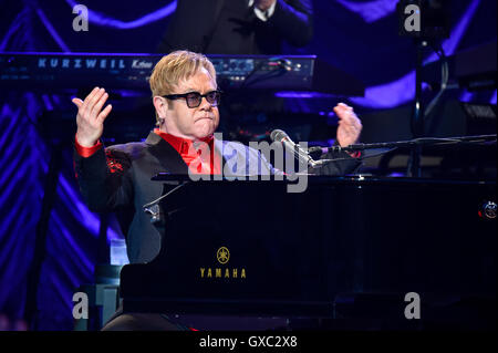 Elton John esegue sul palco galleggiante all'Henley Festival 2016 dotate di: Sir Elton John dove: Henley on Thames, Regno Unito quando: 06 Lug 2016 Foto Stock