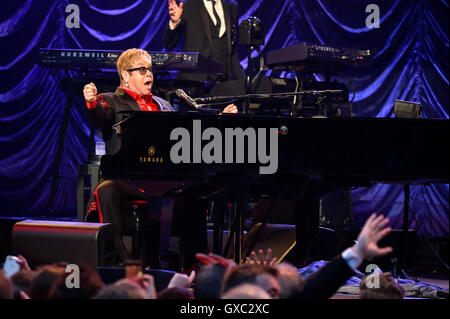 Elton John esegue sul palco galleggiante all'Henley Festival 2016 dotate di: Sir Elton John dove: Henley on Thames, Regno Unito quando: 06 Lug 2016 Foto Stock