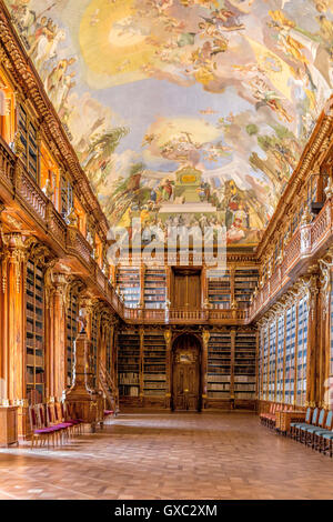 La sala filosofica biblioteca del Monastero di Strahov, un sito Patrimonio Mondiale dell'Unesco, Praga, Repubblica ceca, l'Europa. Foto Stock