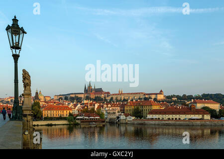 Vista dal ponte Carlo sul fiume Vltava, Hradcany il castello e la Cattedrale di San Vito, Praga 1, Boemia, Repubblica Ceca. Foto Stock