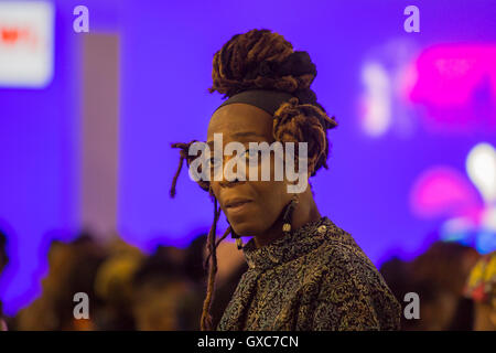 Membro del pubblico alla moda africana settimana Londra tenutasi presso l'Olympia Earl's Court. Foto Stock