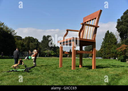 Città di impreviste, Cardiff . Celebrazione di Roald Dahl. Sedie giganti sono ritratte in Bute Park e Coopers campo Foto Stock