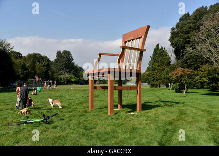 Città di impreviste, Cardiff . Celebrazione di Roald Dahl. Sedie giganti sono ritratte in Bute Park e Coopers campo Foto Stock