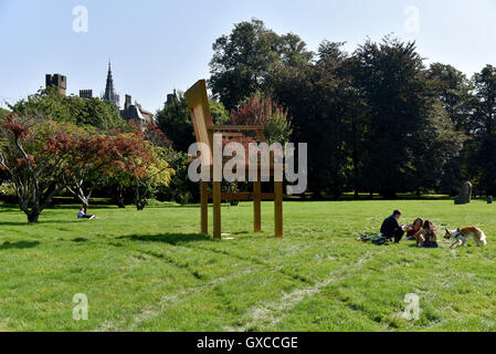 Città di impreviste, Cardiff . Celebrazione di Roald Dahl. Sedie giganti sono ritratte in Bute Park e Coopers campo Foto Stock