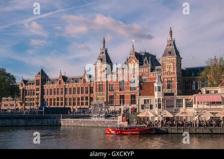 Architectural esterno della stazione centrale di Amsterdam, Amsterdam, Paesi Bassi Foto Stock