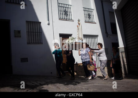 Le donne portano un immagine di Nostra Signora di Fatima viene visualizzato durante una celebrazione religiosa in El Gastor, Sierra de Cadice, Andalusia Foto Stock