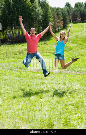 Gioiosa Persone che saltano Foto Stock