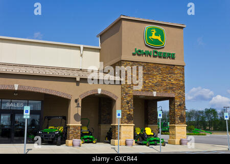 Indianapolis - Circa nel maggio 2016: John Deere concessionaria. Deere produce agricole, Costruzione e silvicoltura III Foto Stock