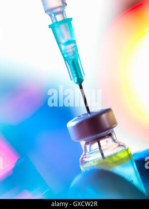 Siringa inserita in un flaconcino di vaccino Foto Stock