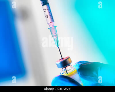 Siringa inserita in un flaconcino di vaccino Foto Stock
