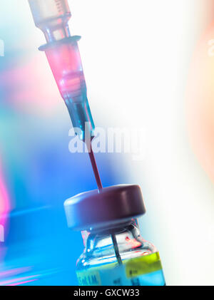 Siringa inserita in un flaconcino di vaccino Foto Stock