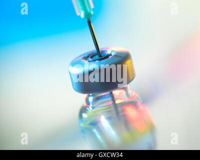 Siringa inserita in un flaconcino di vaccino Foto Stock