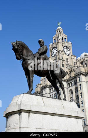 Edward VII, da Sir William Goscombe John, 1860-1952. 1916; ripristinata 2008. Bronzo su un piedistallo di granito, Pier Head, Liverpool Foto Stock