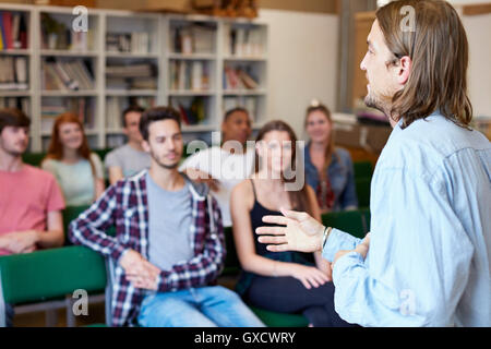 Docente lezioni gruppo di studenti nell'istruzione superiore college classroom Foto Stock