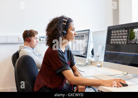 Giovani femmine computer aided designer che lavora sul computer in design studio Foto Stock