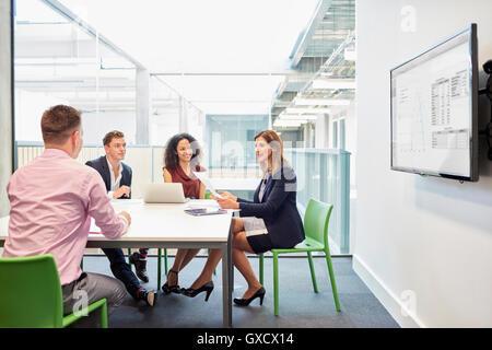 Imprenditori e imprenditrici riunione in ufficio tavolo della sala riunioni Foto Stock