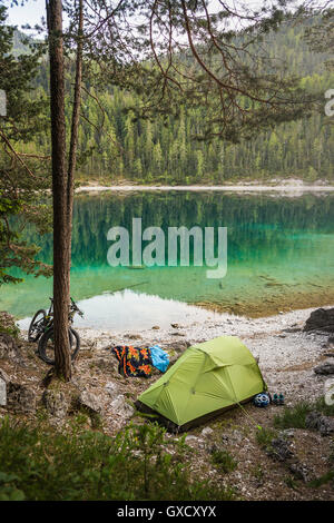 Tenda piantato da acqua, Leermoos, Tirolo, Austria Foto Stock