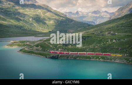 Treno Glacier Express sul Passo del Bernina, Canton Grigioni, Svizzera Foto Stock