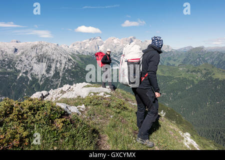 Due wingsuit ponticelli di base per raggiungere a piedi l'uscita spot al Col di Pra, Alpi Italiane, Alleghe, Belluno, Italia Foto Stock