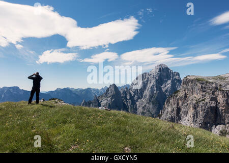 Ponticello di base è di controllare il vento e le nuvole prima di raggiungere a piedi la scogliera edge, Alpi Italiane, Alleghe, Belluno, Italia Foto Stock