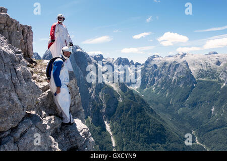 Ponticelli di base è ora di prepararsi a passare insieme dalla scogliera, Alpi Italiane, Alleghe, Belluno, Italia Foto Stock