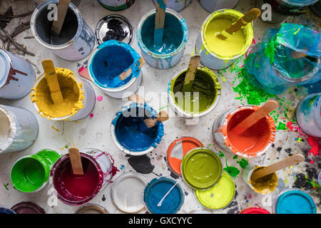 Vista aerea di agitatori in Paint Pots in tavola da surf maker's workshop Foto Stock