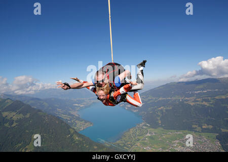 Tandem cielo subacquei in caduta libera come paracadute rilasciato, Interlaken, Berna, Svizzera Foto Stock