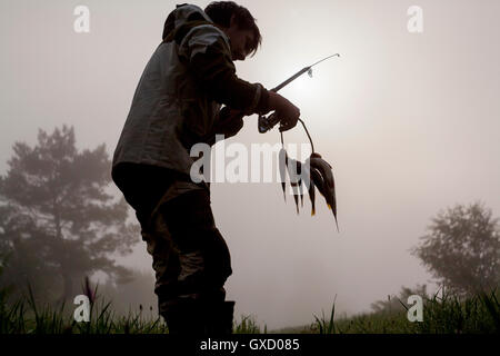 Fisherman azienda pesci pescati Foto Stock