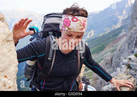 Woman Hiking fino mountain sorridente, Austria Foto Stock