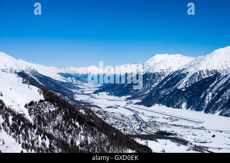 Coperta di neve valle di montagna, Engadina, Svizzera Foto Stock