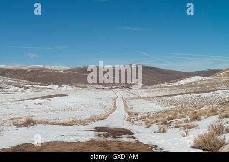 Coperta di neve via, Bodie ghost town, CALIFORNIA, STATI UNITI D'AMERICA Foto Stock