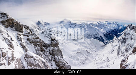 Paesaggi innevati e basse nubi, il Monte Titlis, Svizzera Foto Stock