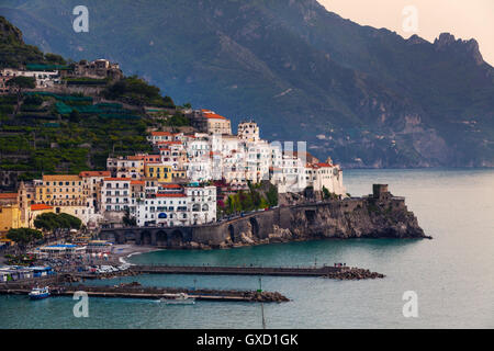 Edificio su cliffside e marina, Amalfi Costiera Amalfitana, Italia Foto Stock