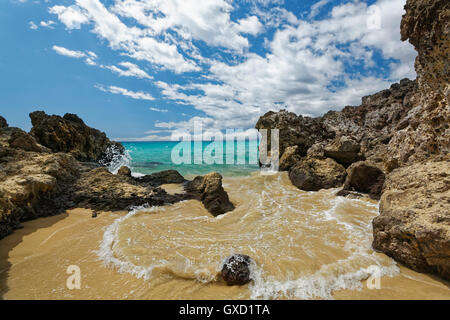 Hawaii spiaggia e surf circondato da roccia vulcanica prese sulla Big Island delle Hawaii con nessun popolo e navigare nella colata Foto Stock