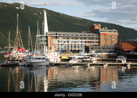 La moderna architettura di Hotel Scandic e barche nel porto, centro di Tromso, Norvegia Foto Stock