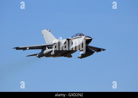 Jet fighter bassa e volo veloce Foto Stock