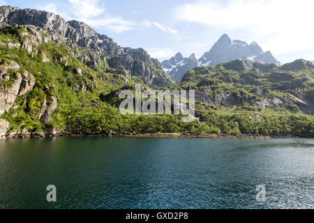 Ripide facciate trogolo glaciale fiordo frastagliate cime di montagna, Trollfjorden, Isole Lofoten, Nordland, settentrionale, Norvegia Foto Stock